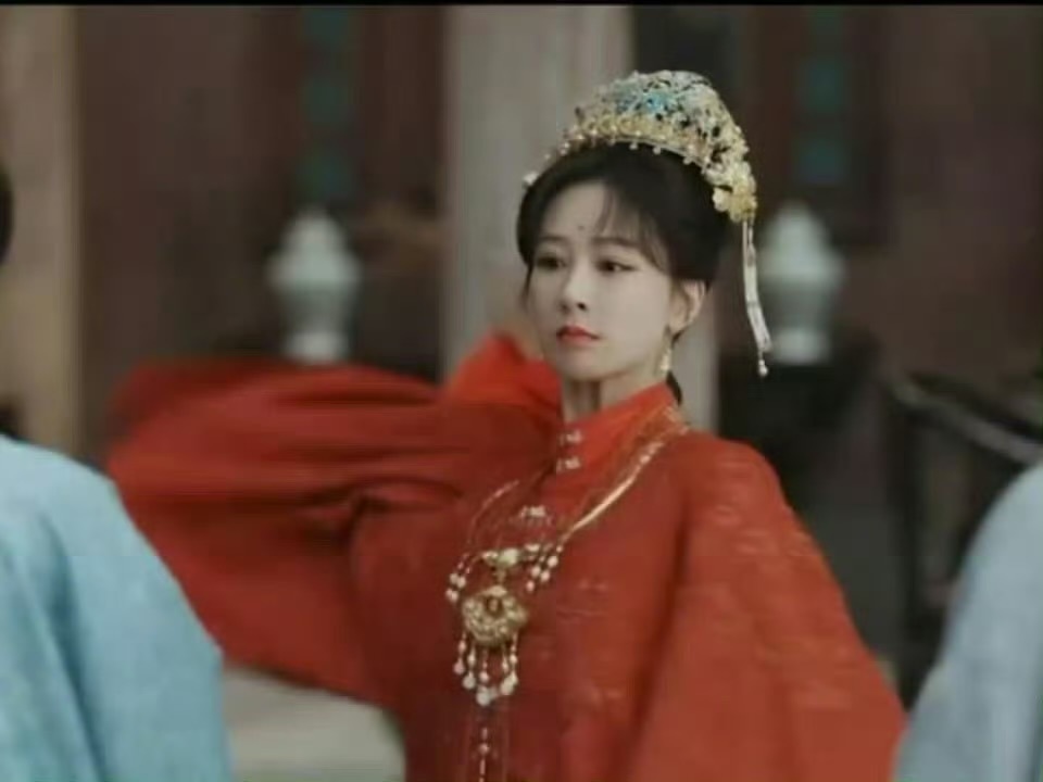 杨紫家业婚服镜头明制婚服配上娇俏灵动的杨紫超吸引人！眼神从悲凉到坚毅，明艳中又带