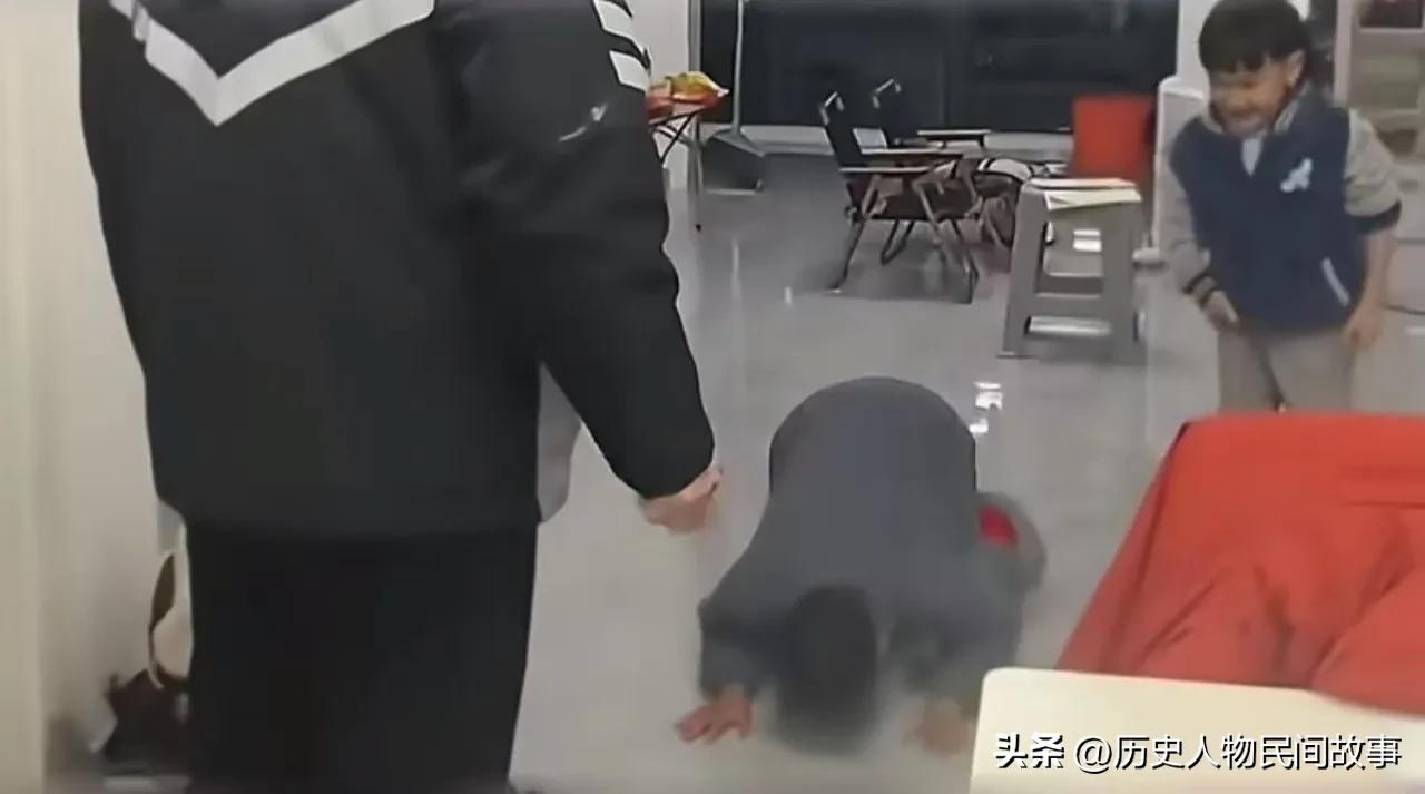 故事完整经过（安徽马鞍山）
 
这位父亲是普通务工者，兼职外卖员，家里有两个儿子