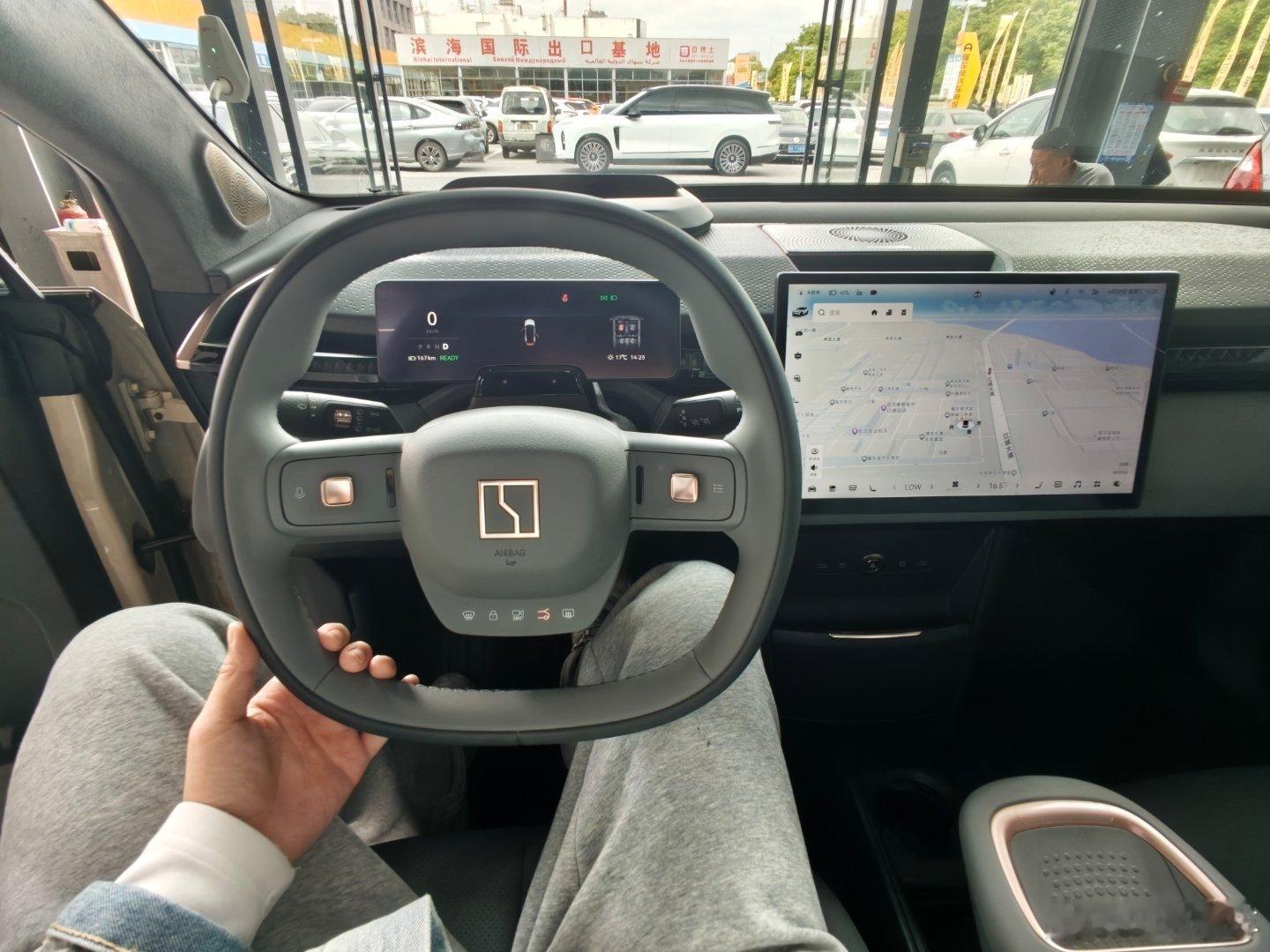 极氪X 这车确实还可以内饰一点儿不廉价，用料基本上都是软包材质特别好开 这个级别