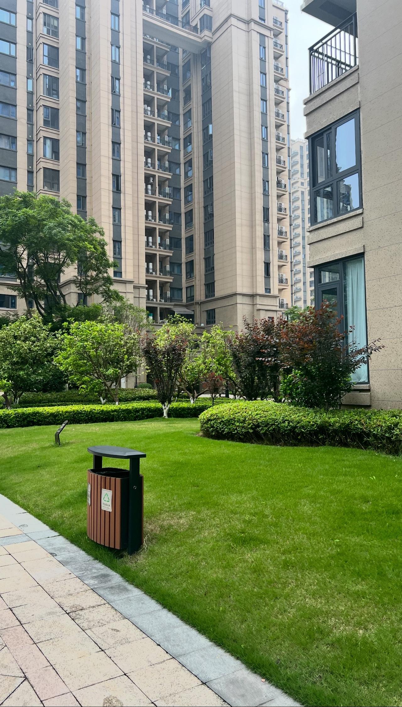由于恐高的原因，我不喜欢住高楼。

大家都说住的高看得远，采光好，视线好，大有“