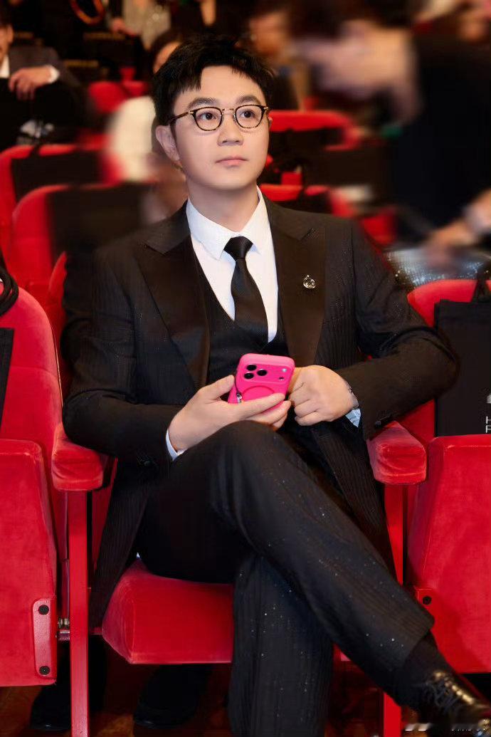大鹏11年从新人导演成长为最佳导演大鹏获最受传媒关注导演编剧 同一个领奖台十一年