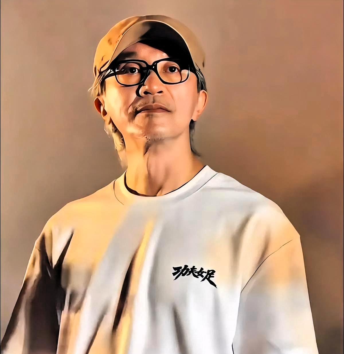 你混得不好。

全世界都敢踩你一脚。

你混好了。

当年踩你的人第一个跑出来道