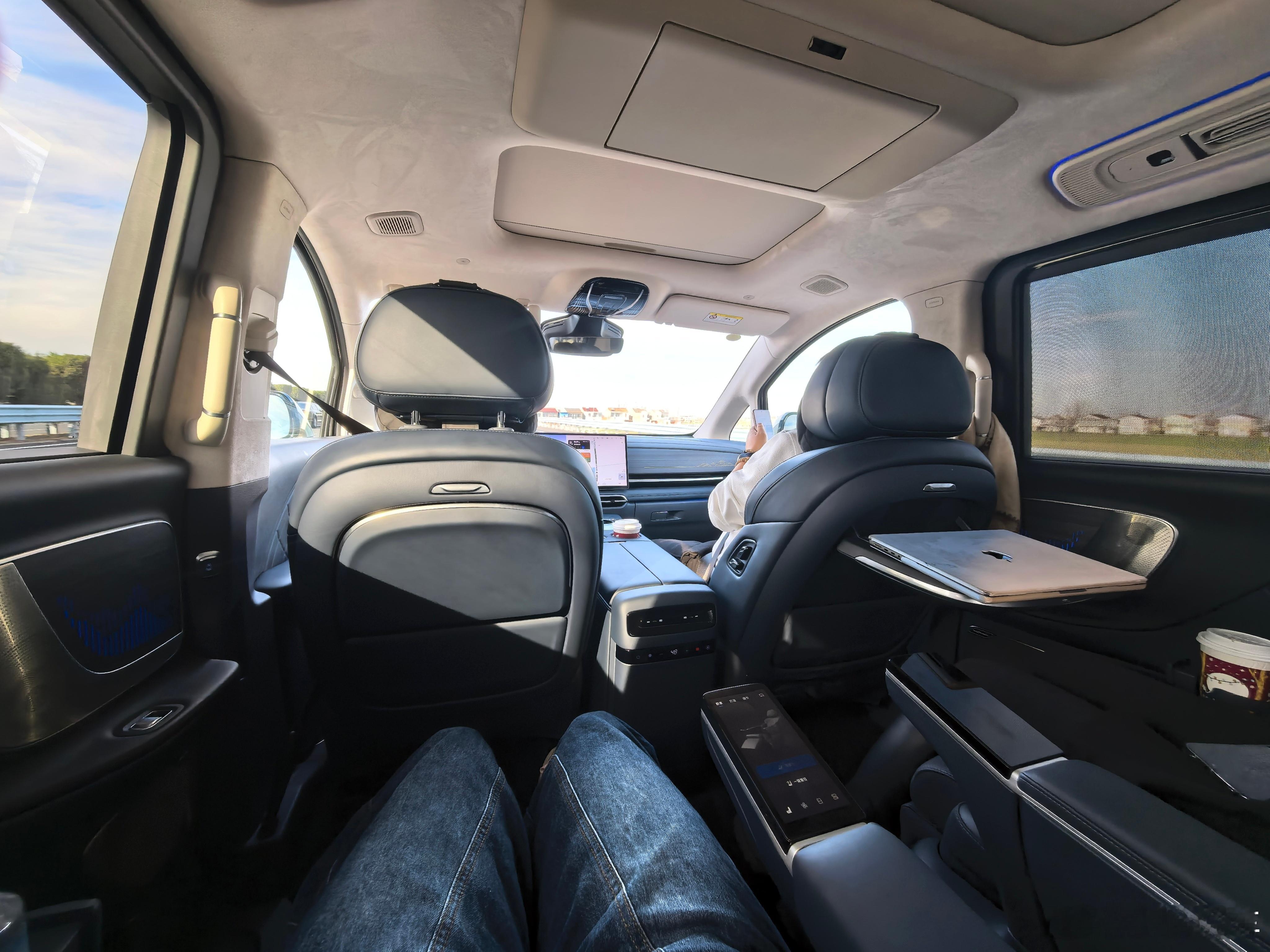 现在坐车坐累了真的不用硬扛，岚图梦想家这个零重力座椅太香了，一键就能躺平，瞬间解