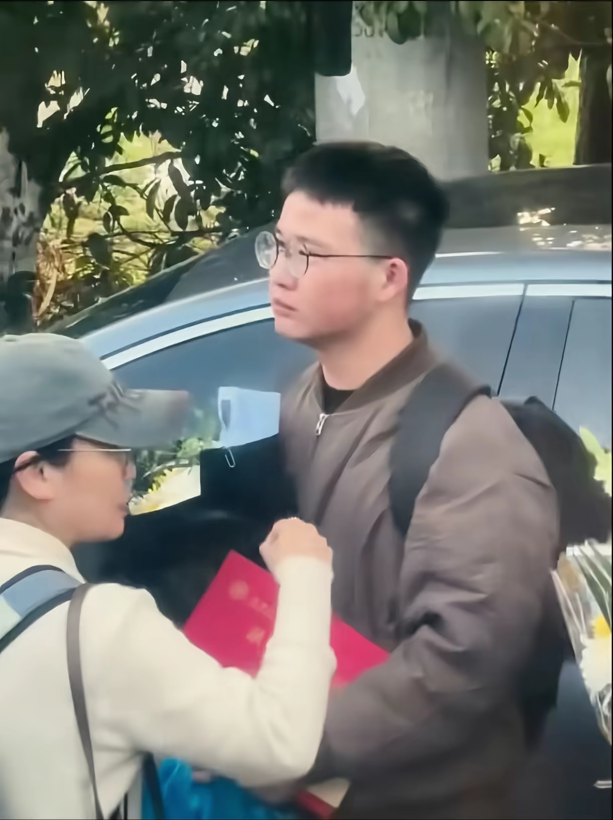 有学生带着录取通知书，送别张雪峰老师。 