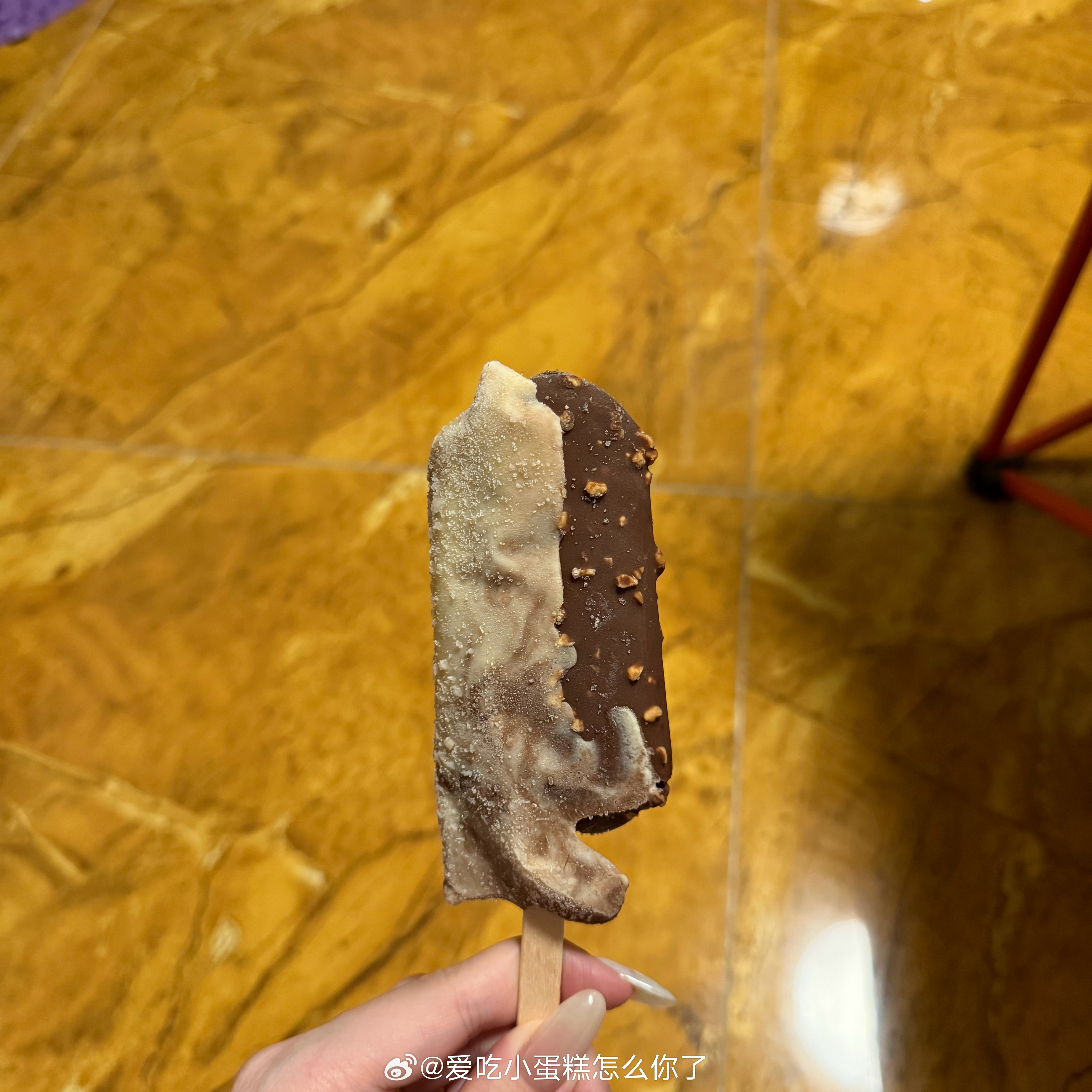 进食变异巧乐兹中 