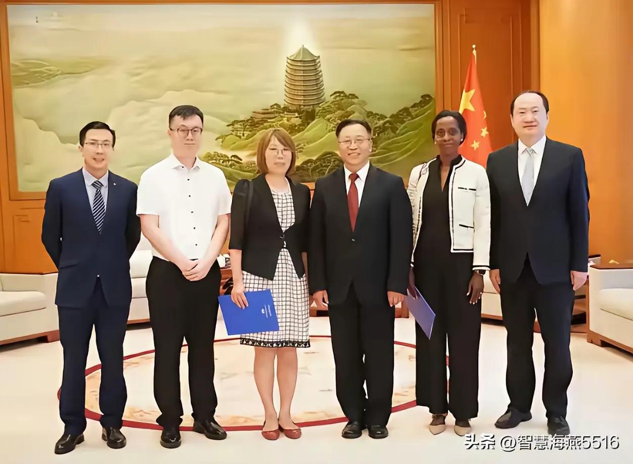装聋作哑！汤家凤一针见血：中国绝不搞移民放开！
 
什么叫揣着明白装糊涂？李文就
