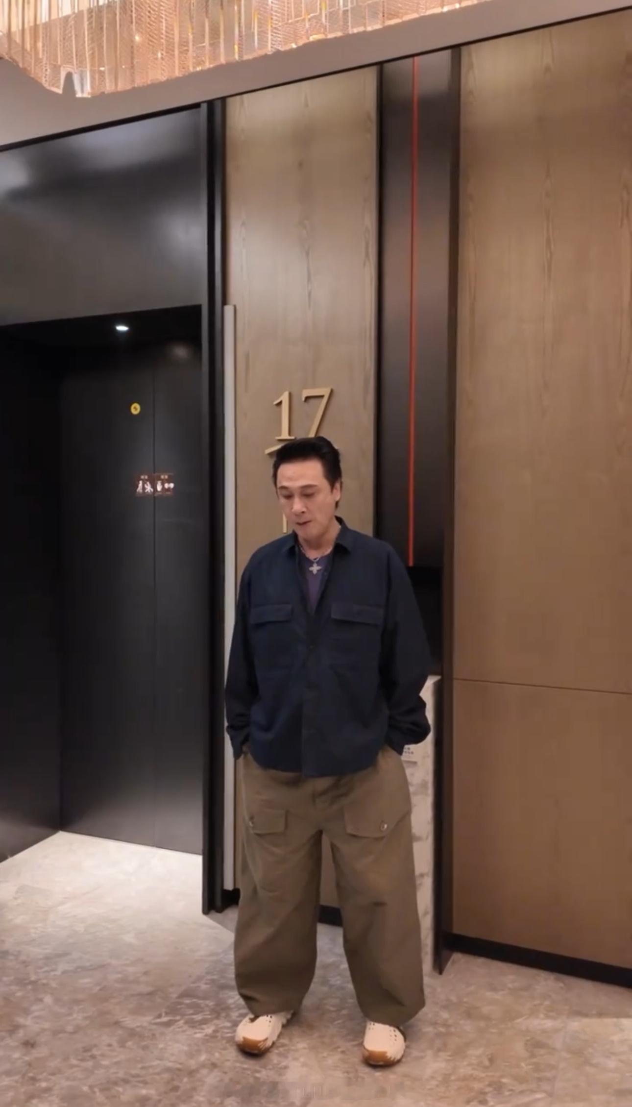 吴镇宇  睡袍🐟斯哈斯哈~