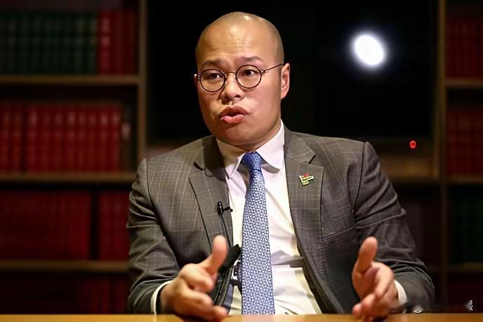 这个面目丑陋的家伙，据说是黎智英的儿子，这家伙现在上窜下跳，大放厥词，又是埋怨英