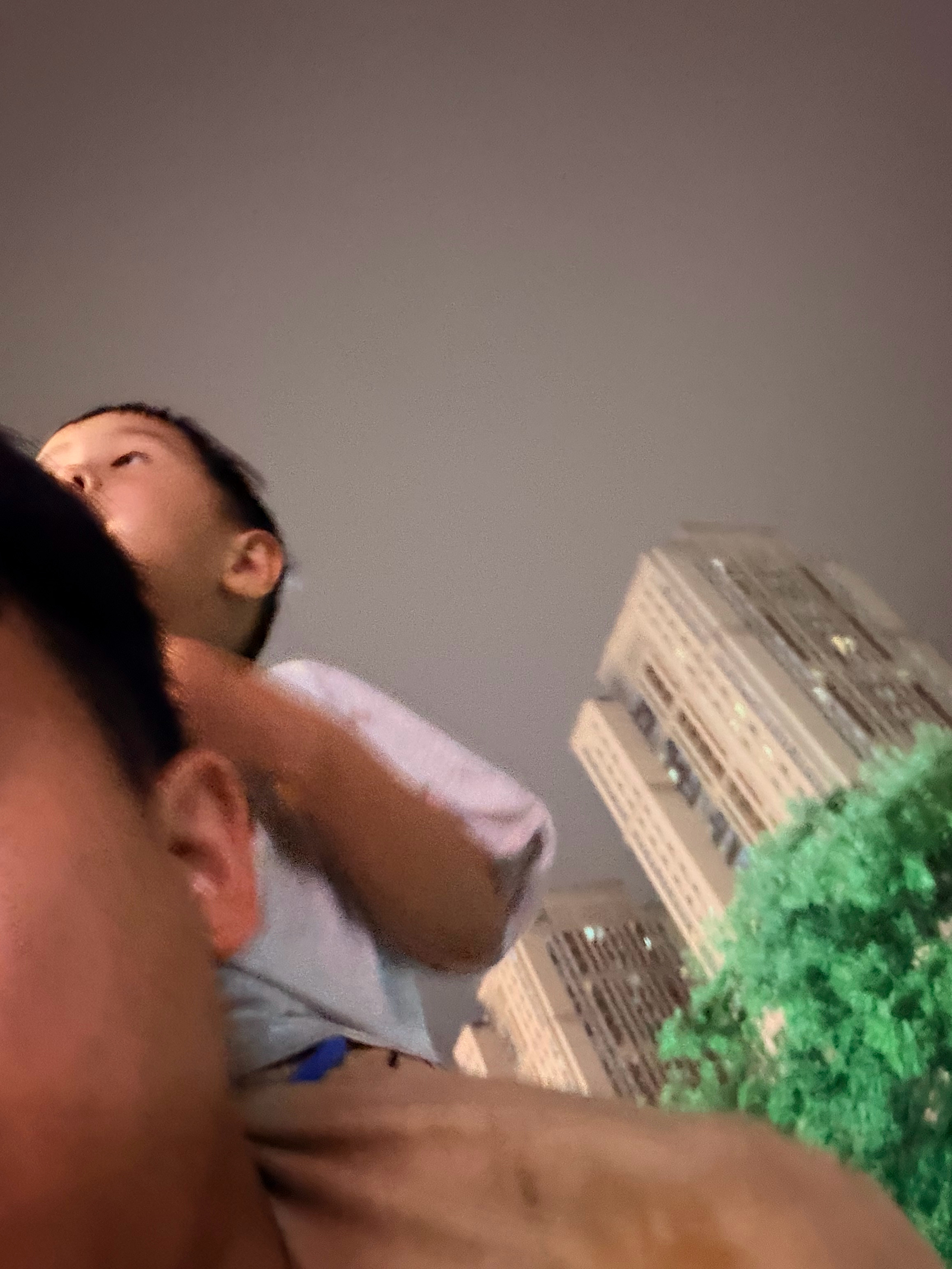 雾都奶爸 出门遛弯下起了雨，生孩子的意义就来了。孩子淋感冒了可以不上学，爸爸淋感