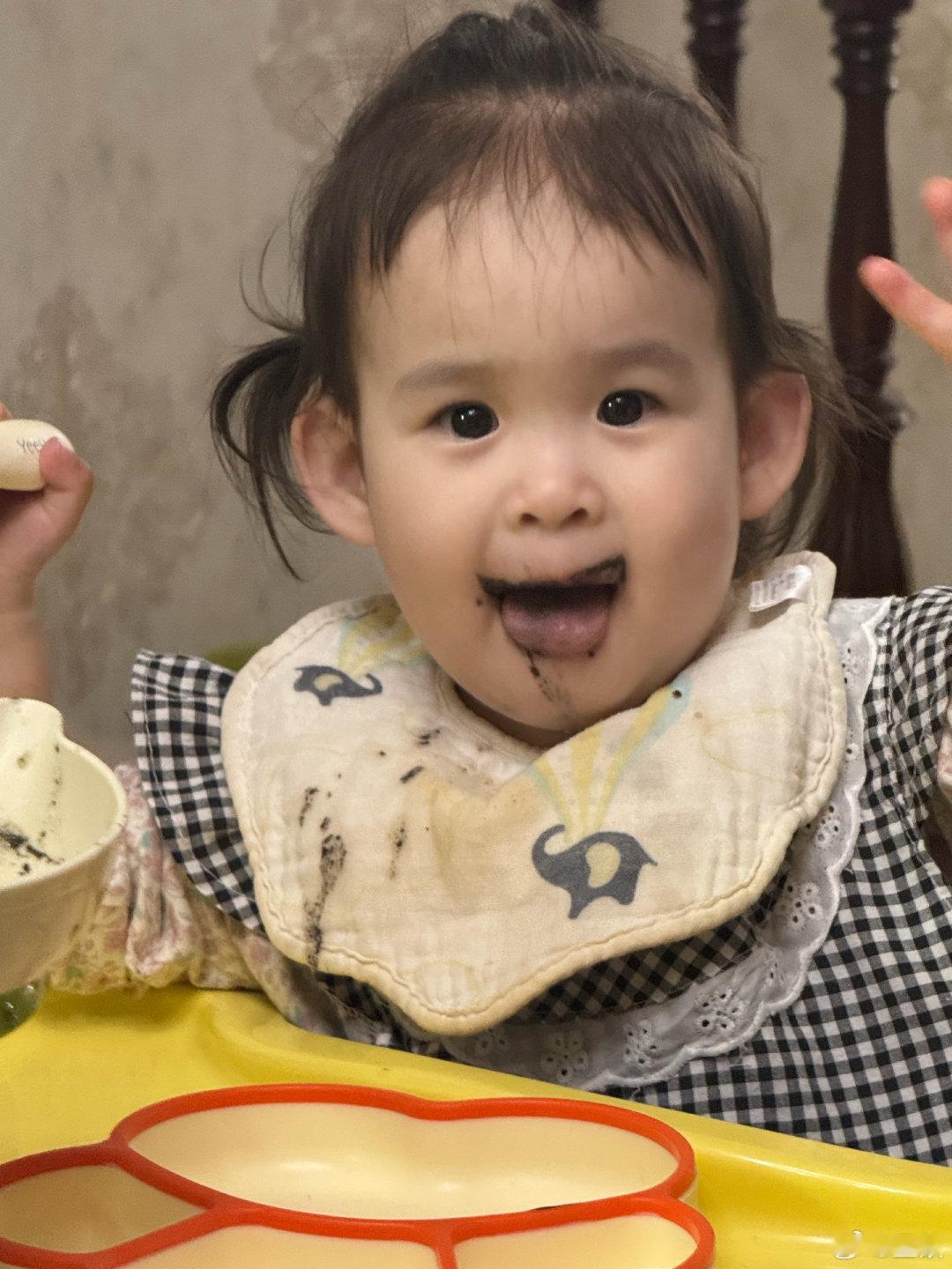 今天孩子爸生日，然后朋友来家里。女儿很喜欢这个朋友，总是会记得他的名字吃晚饭的时