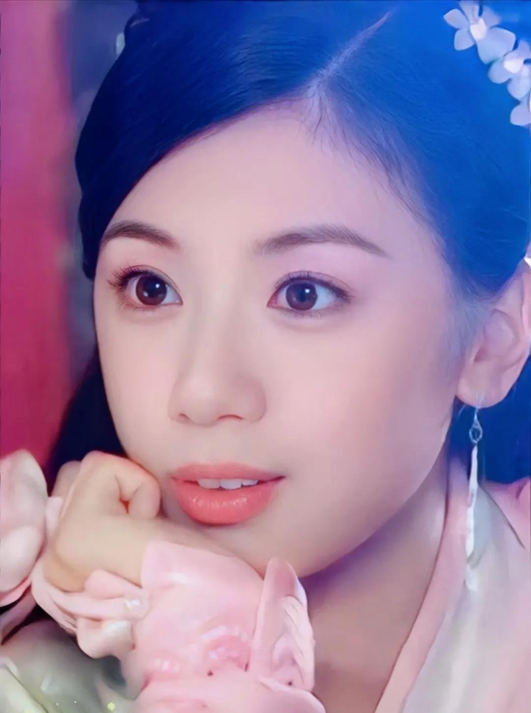 赵敏使倚天剑，张无忌夺珠花。源自龙翻势，是房中书的玄女经之三

龙翻势是《﻿玄女