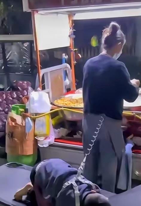 山东女子深夜带自闭症儿子摆摊，1男子试探着问：“我能免费吃碗凉皮吗？”女子愣了愣