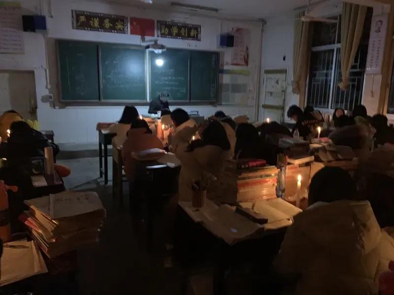 有的人总觉得中小学校里教学一线的老师要比后勤岗位的人员更忙更累，其实错了，后勤岗