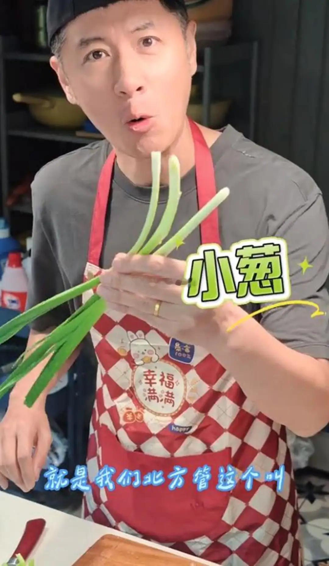 任重下厨为老婆孙骁骁做重庆江湖菜，别墅厨房不大，装修也很普通 