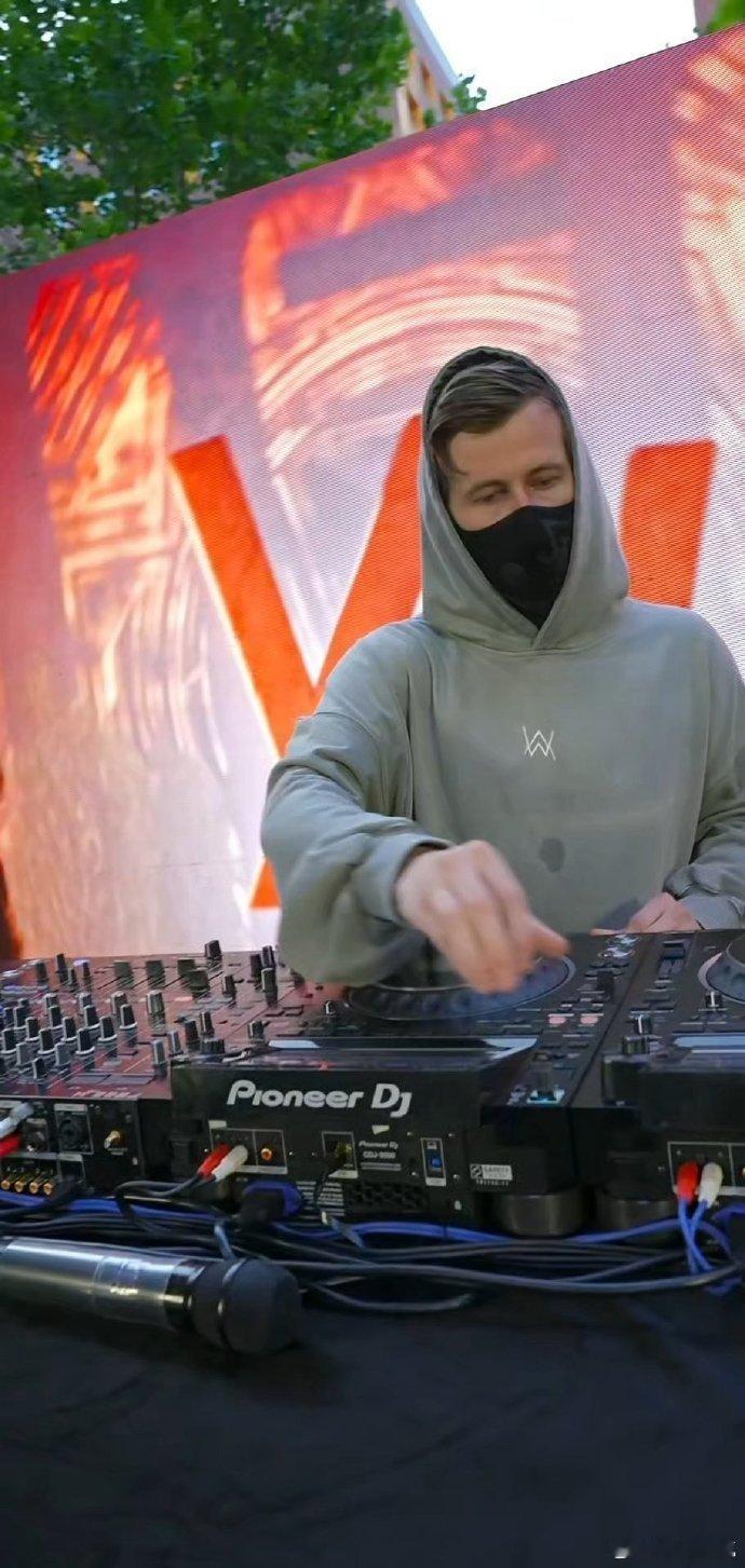 AlanWalker打碟现场也太燃了谁能想到 Alan Walker 直接落地北