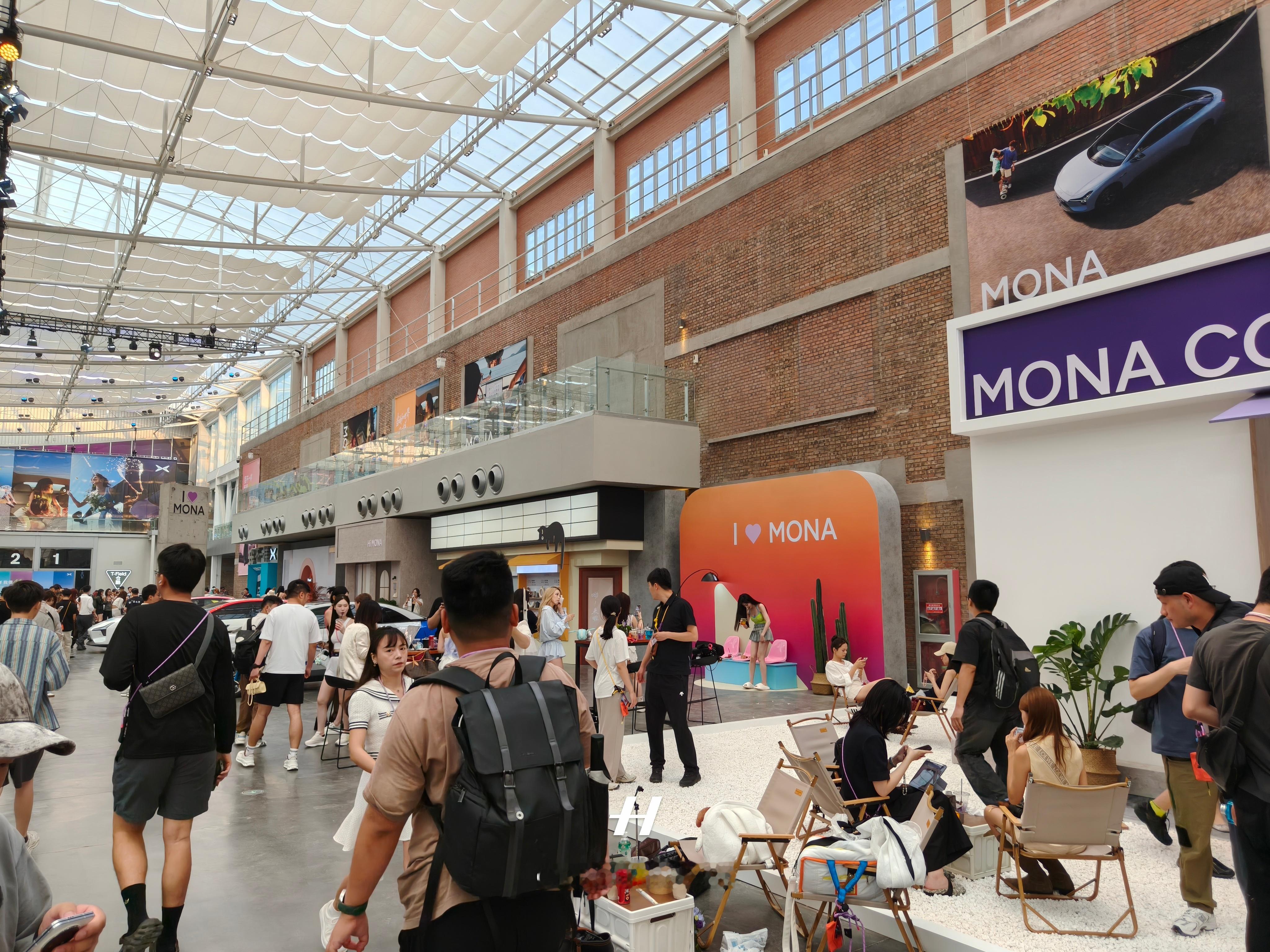 小鹏 MONA M03 Max 的发布会会场，潮流元素直接拉满。给人的感觉是，全