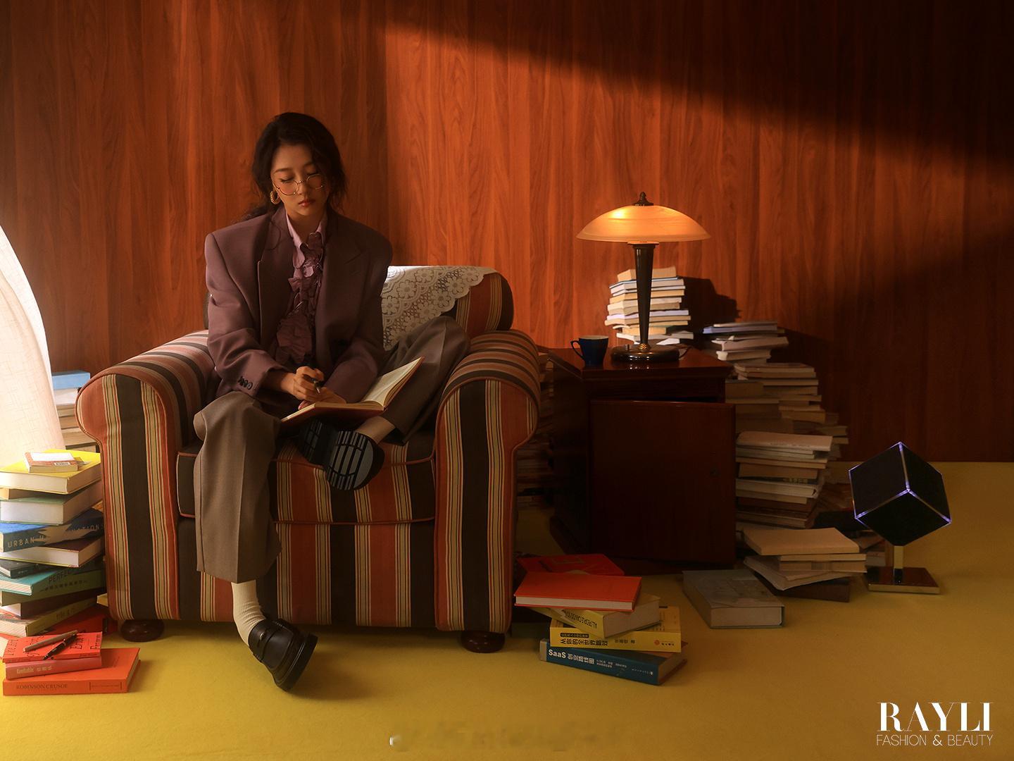 关晓彤新年首刊来啦！👏 这次又和老搭档《瑞丽服饰美容》见面，一起解锁2026的