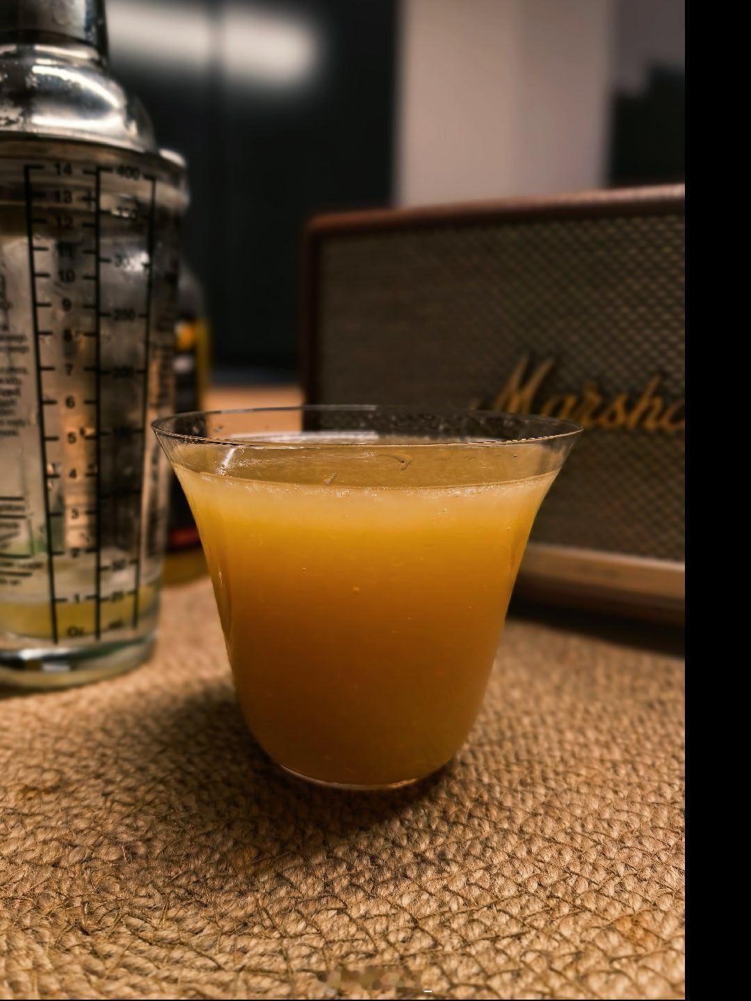 第一次试着调酒，也不知道好不好喝，有点苦，我觉得是橙汁的问题。有点烦调休啊！ ​