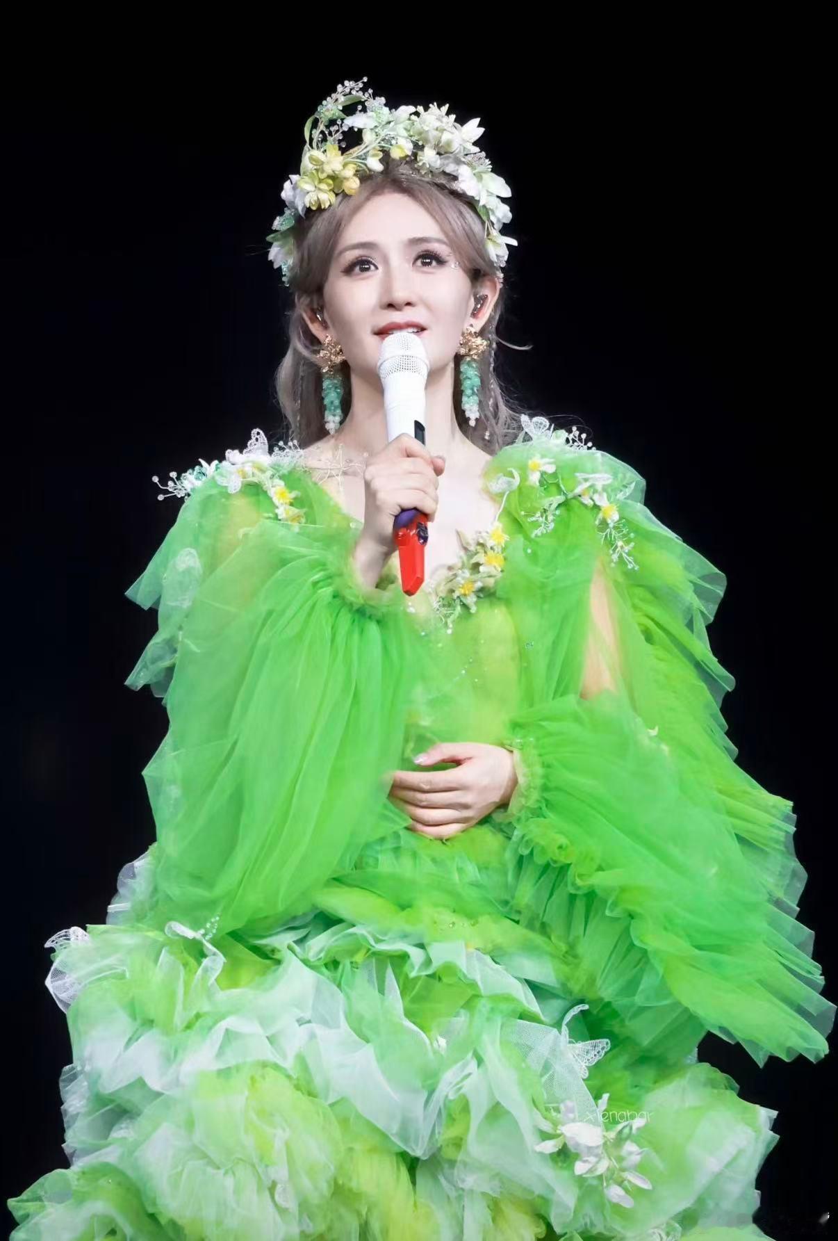 刘雅瑟发文为谢娜庆生 刘雅瑟这篇庆生文真的太戳了！她懂谢娜被质疑的委屈，也心疼她
