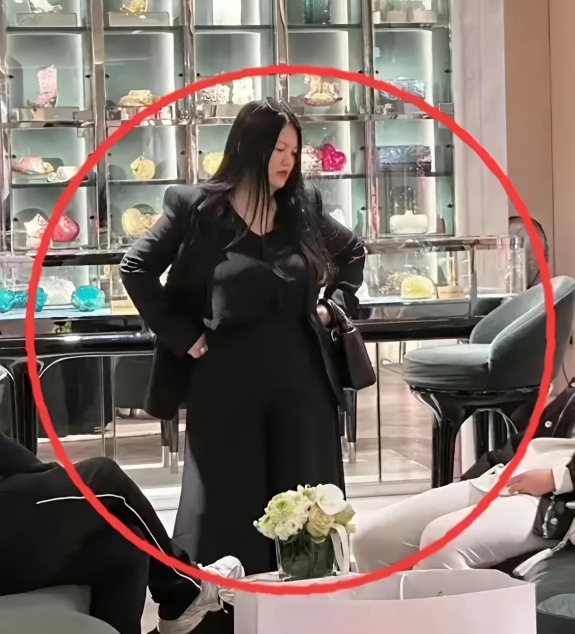 李湘全平台账号被禁止关注 这才是真实的李湘，无美颜无滤镜的真实样子。
就在今天，