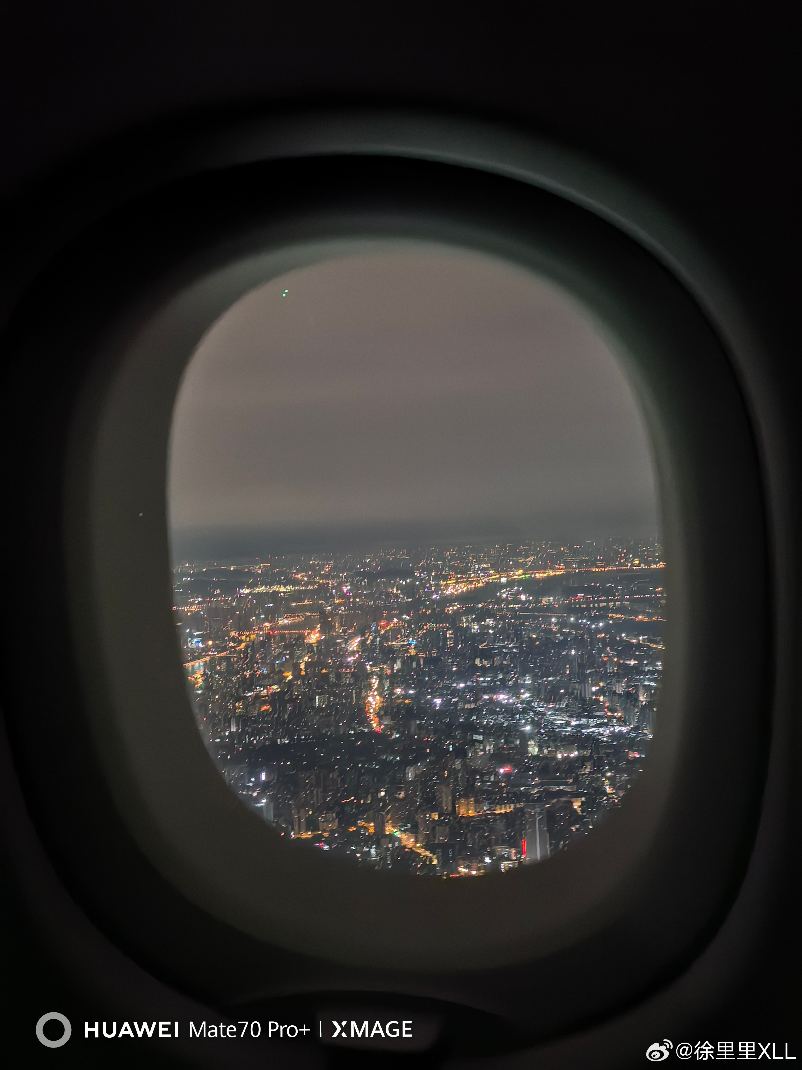 南航对自己的铂金会员疏于管理啊？占着安全出口的重要位置，玩忽职守睡大觉。睡觉也就