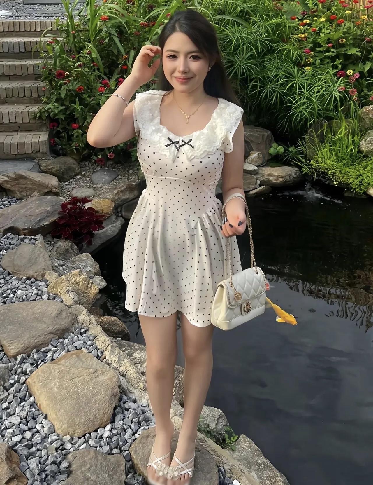 大伯家女儿表姐今年都33了，没对象，还单着呢，给我姨愁得头发都快白了！逢人就拜托