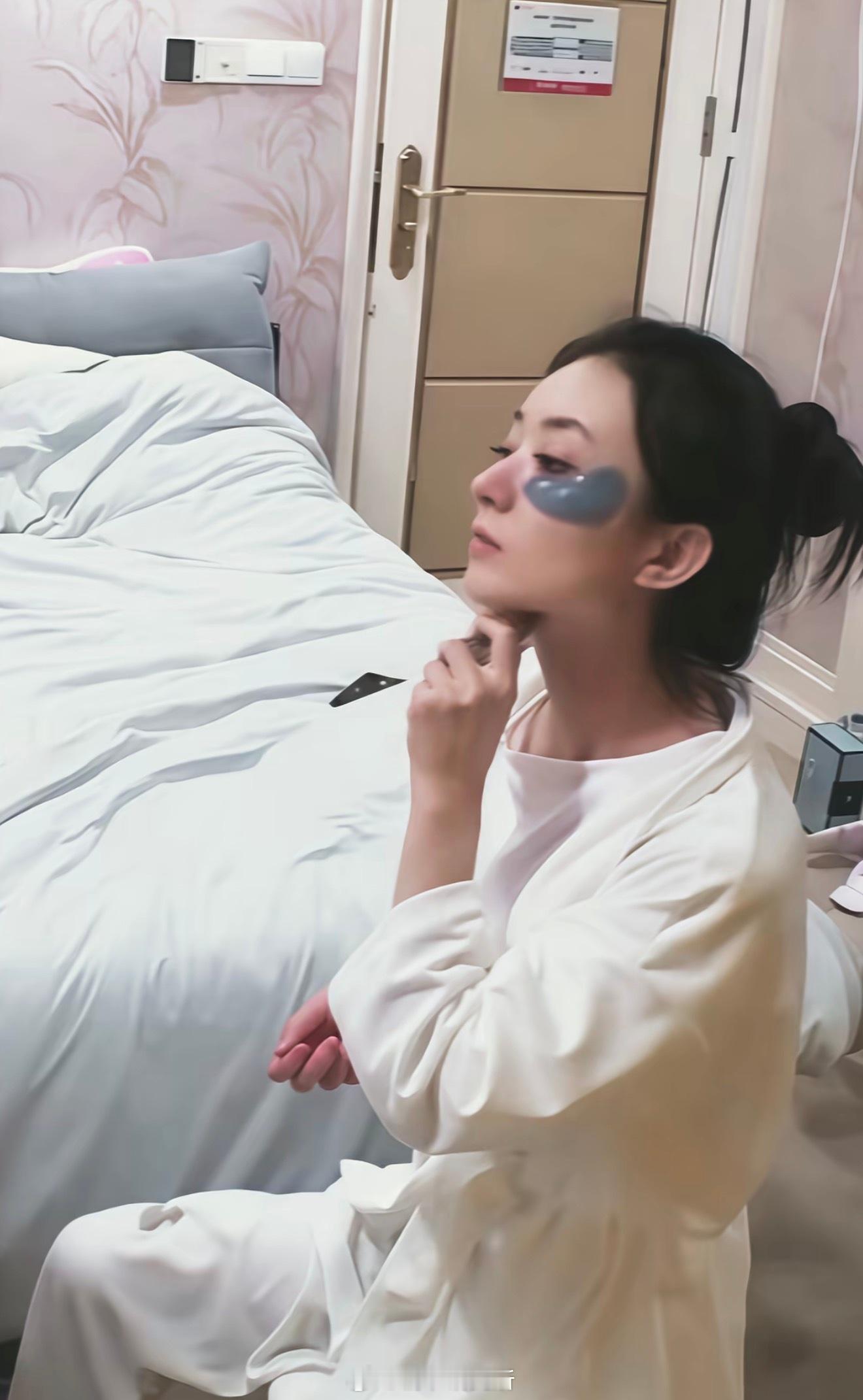 偶然刷到这张图 感觉粉丝可以在赵丽颖鼻子上滑滑梯了哈哈哈哈 太优越了