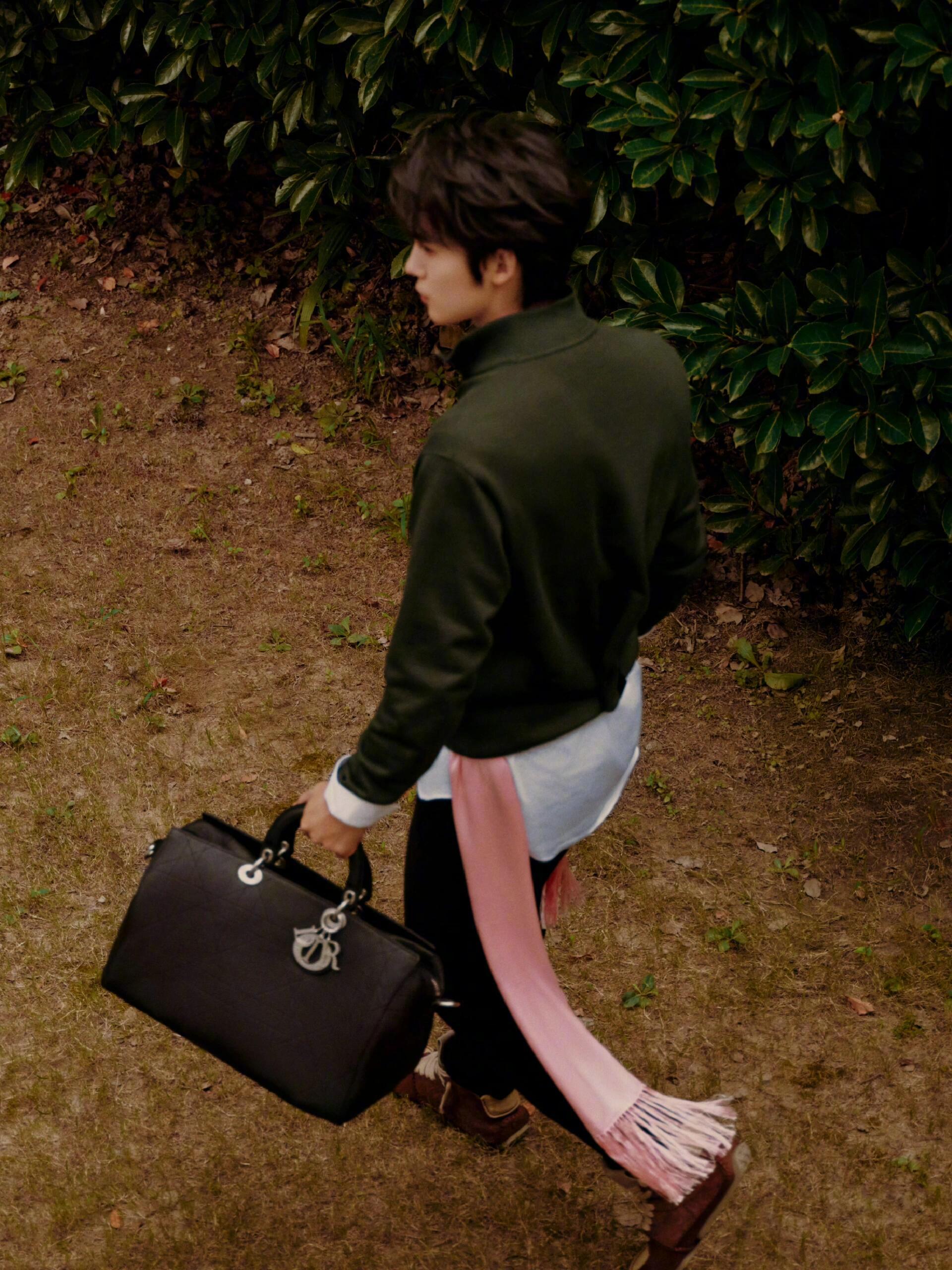 于适穿搭满分男具像化了于适的新年Dior造型合集，完全的穿搭满分男。每套的色彩风