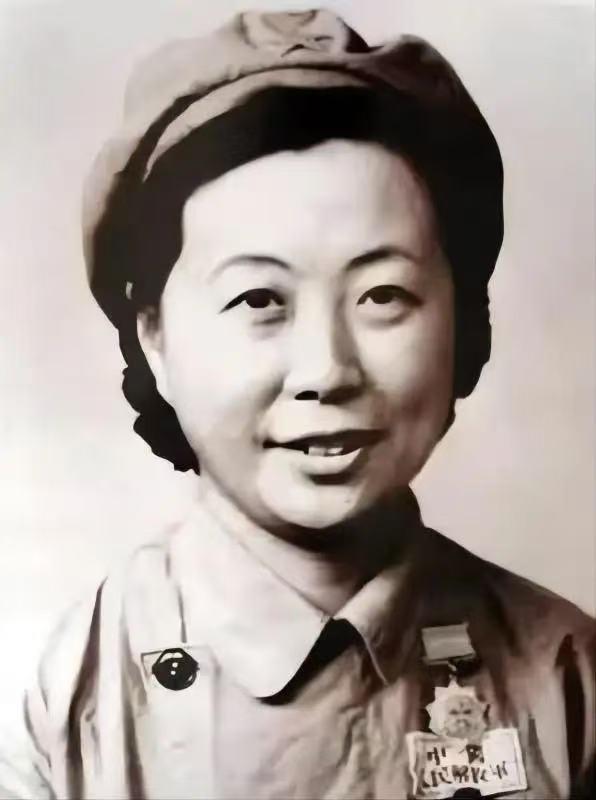 “我暴露了，你们快从后门走！”2010年，北京一位病入膏肓的老人，在病床上突然激