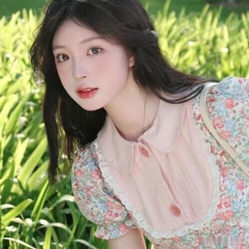 自塑论·默斋主人原创自由诗你是一枚未启封的璞岩在晨光中转侧晦暗的棱面有人被镂作檀