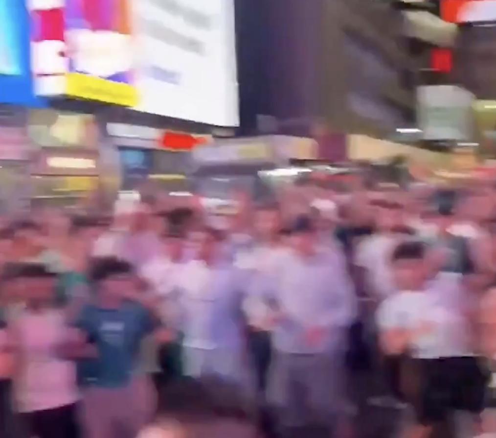 【阿根廷和阿尔及利亚国家队球迷在纽约发生了一场史诗般的冲突。 冲突发生在时代广场