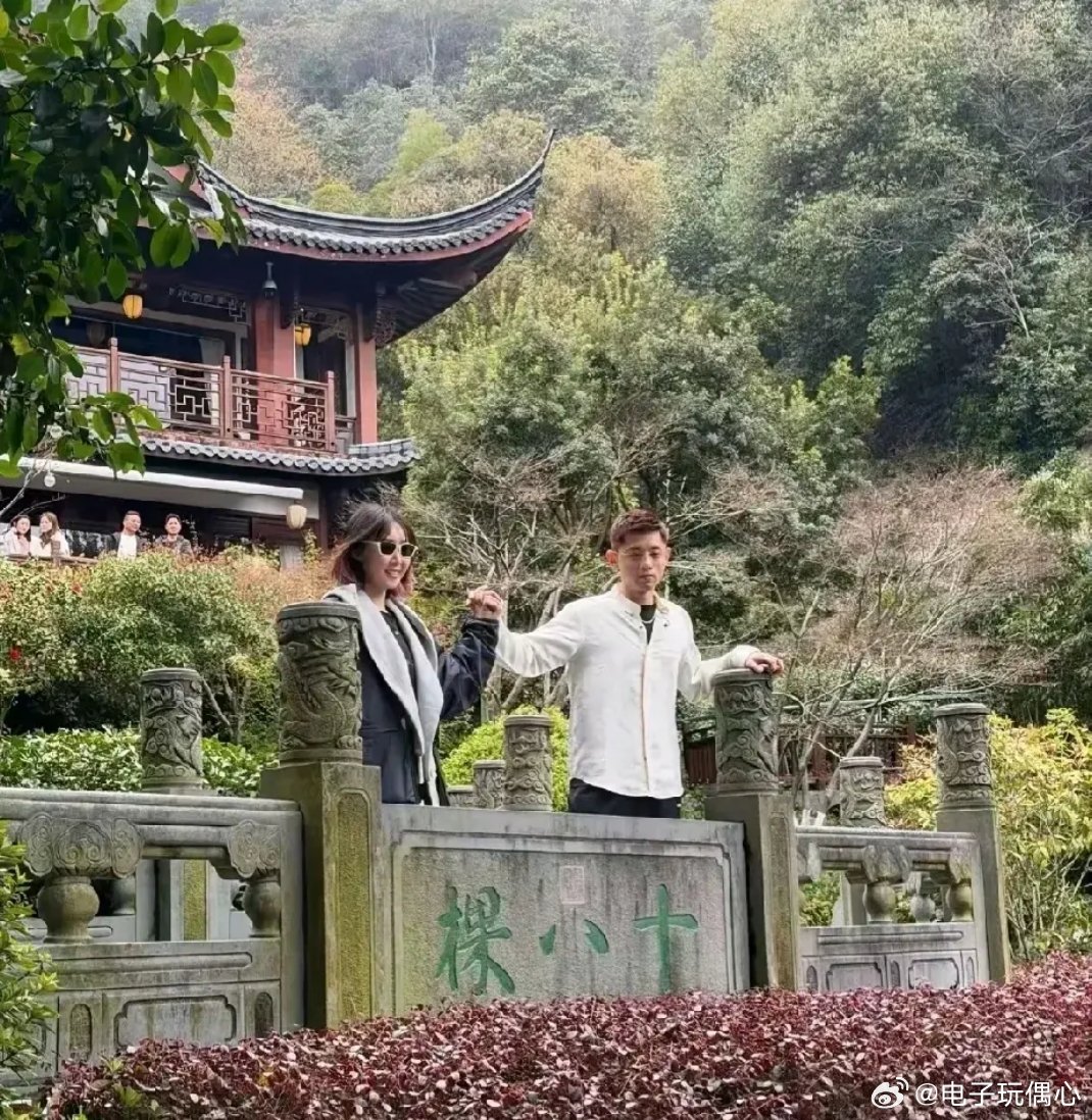 张继科张蕊杭州御茶园现身，牵手拍照，感情似稳定 