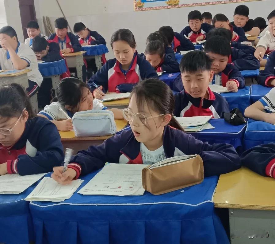 今天开学了，儿子说他不想上学，说实话我也不想上班。
五一假期过的咋恁快，这一转眼
