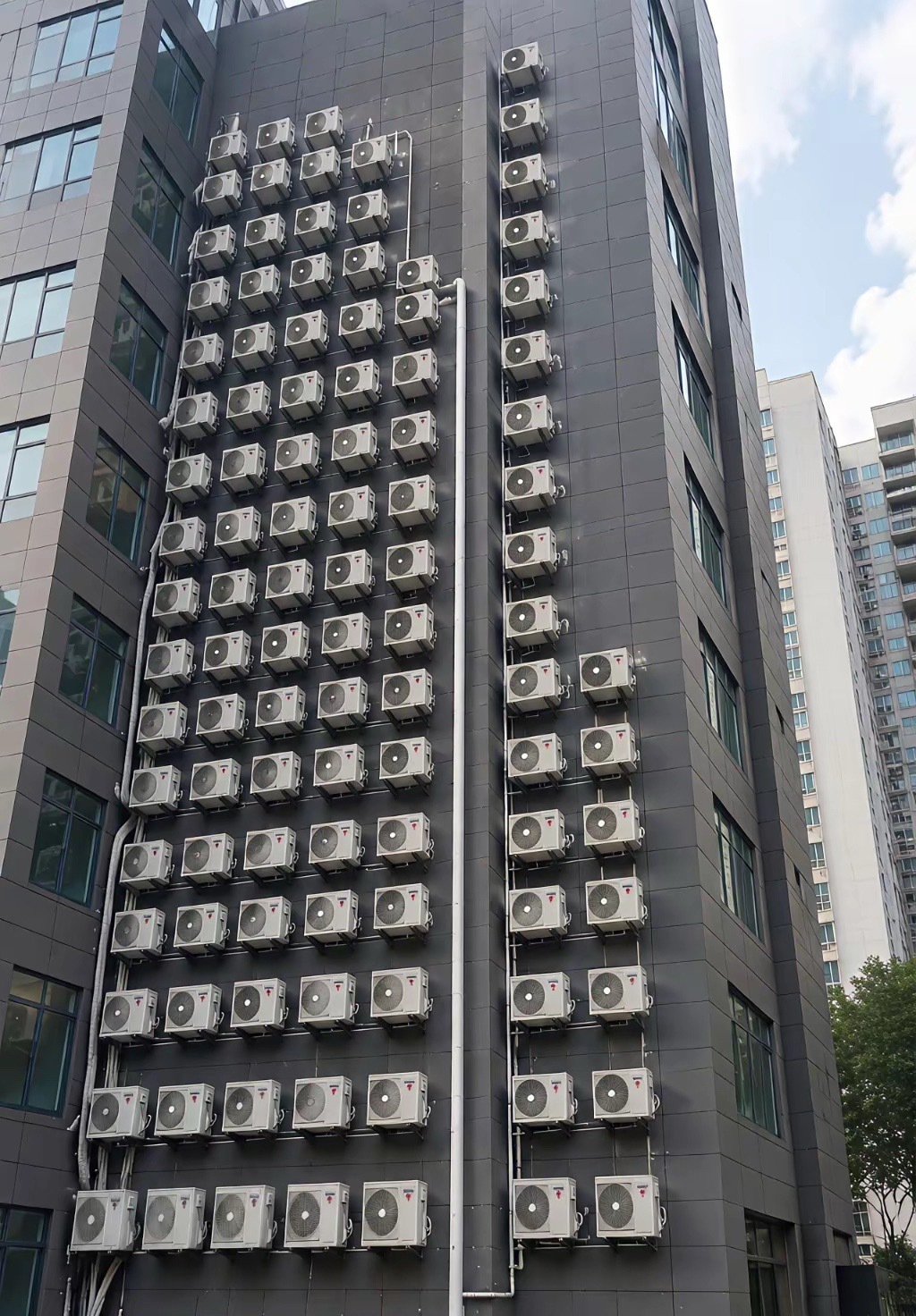 重庆的空调墙，本以为是网友们AI生成的，没想到是真的啊。位置在重庆江北区观音桥，