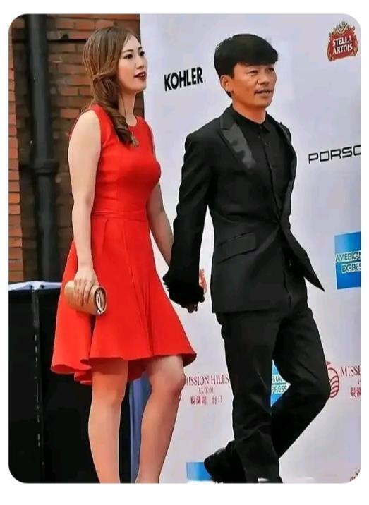 她现在后悔了吧，这么能赚钱的王宝强都不要，她现在肯定过的一地鸡毛。
