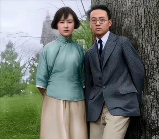 这是林徽因和梁思成在大学校园的合影。一个绝世美女才貌兼德，一个潇洒倜傥风流才子。