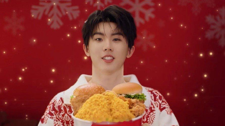 时代少年团的节日桶你有了吗 下班路上刷到时代少年团的新物料，看着孩子们欢乐分享圣