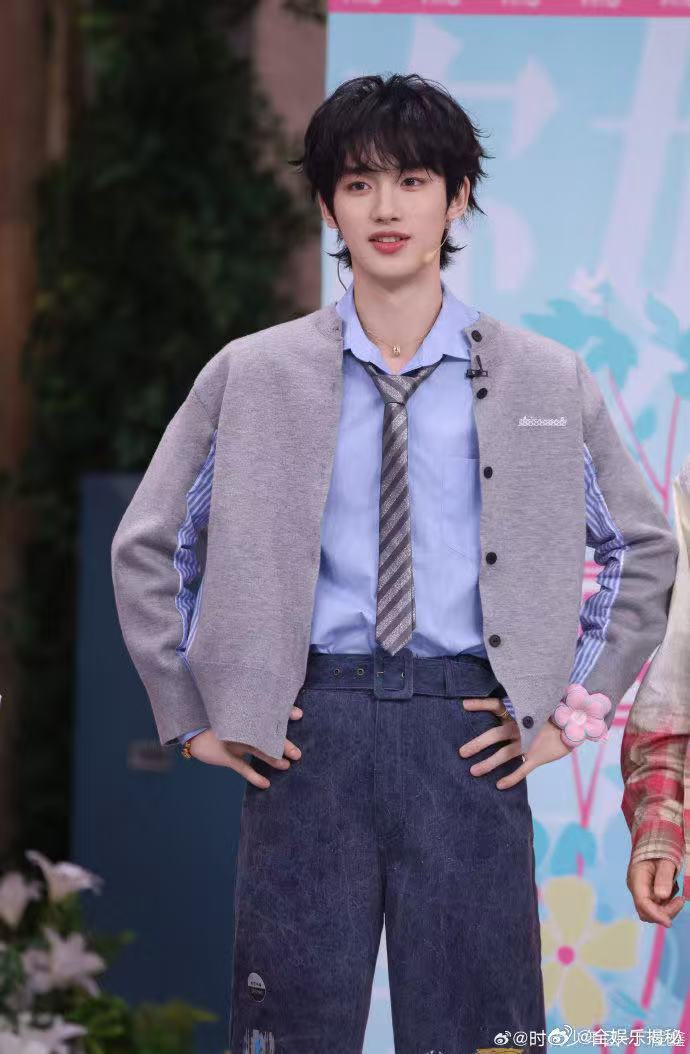 杨迪变出一只猫咪丁程鑫丁程鑫猫塑你好星期六 《你好星期六》上杨迪这魔术绝了！变出