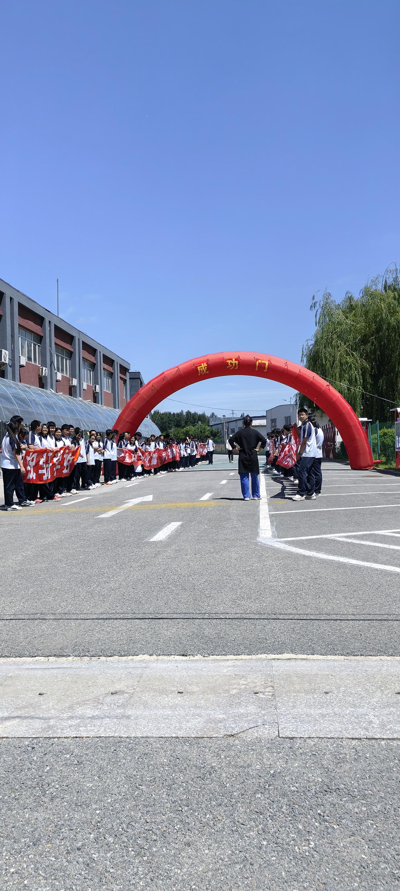 路过一个学校，看见里面支起大大的拱门，上写三个大字：成功门。
两侧是穿着校服的男