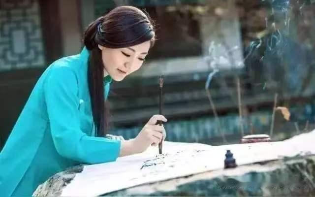 塞鸿秋·低眉
云垂鬓畔秋波注，
浅笑低眉尘迹无据。
竹影摇窗星欲诉，
闲书半卷茶