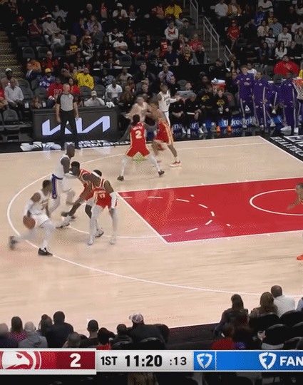 德安德烈·艾顿今年进步十分明显，下面这球的空中接力他跳得非常高。他的意识和身体状