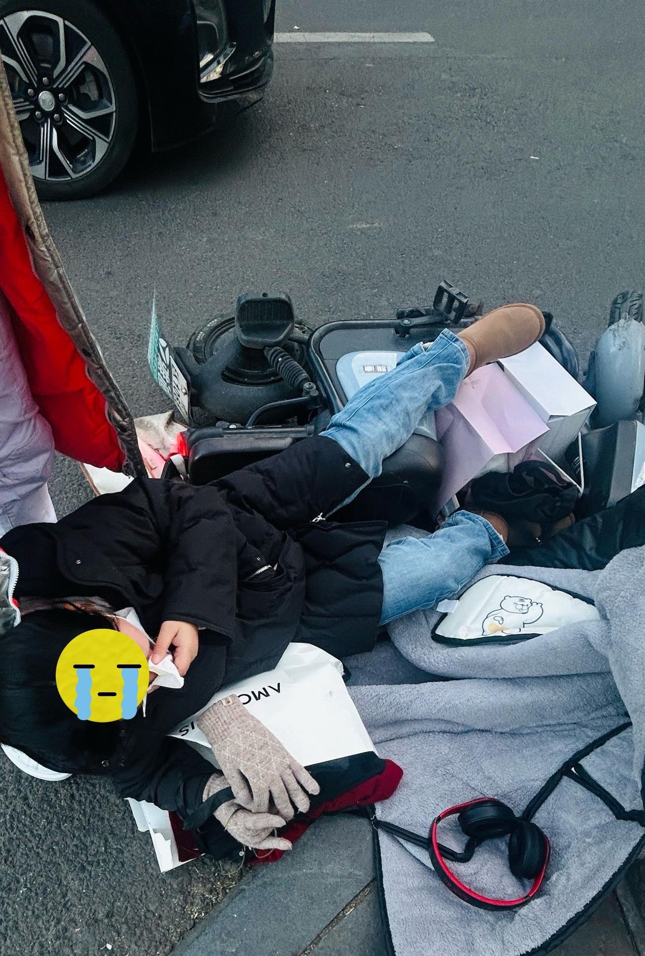 我在北京刚出门在酒店门口准备打车，咣啷一声有辆电动车重重地摔到我的面前，车上小姑