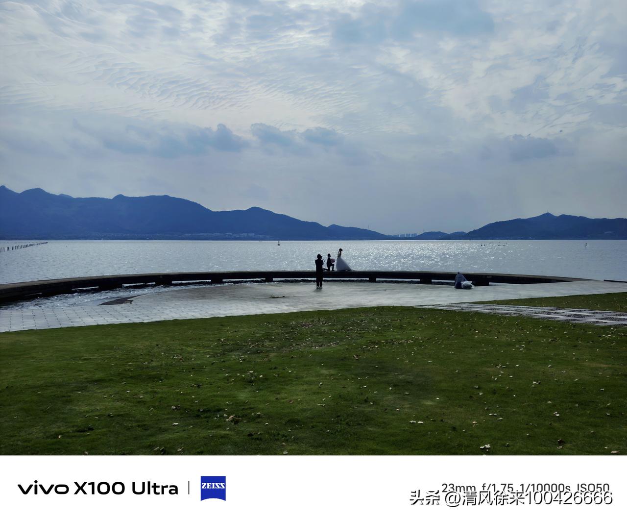 晴光落满湖面，像撒了一地碎钻，连影子都在为浪漫发光。