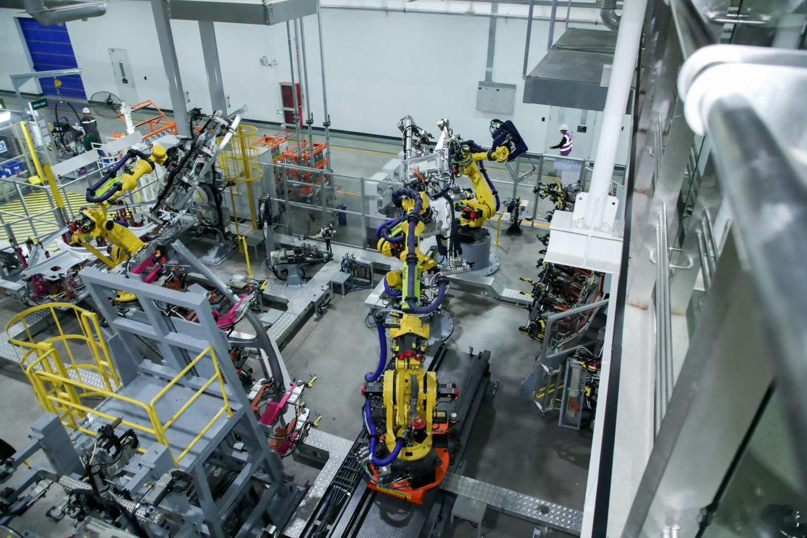 理想常州工厂的i6生产线，工厂马力全开，非常繁忙，至于为什么交车这么慢，只能说电