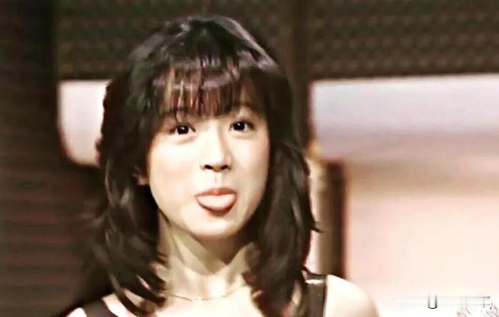 年轻时的中森明菜确实非常有魅力，她那种独特的气质、带着清冷与忧郁的眼神，再加上极