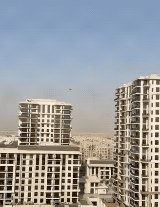 命太大了：伊朗无人机击中阳台没爆炸，英国人抱怨没法喝茶了！3月2日，一名在阿联酋