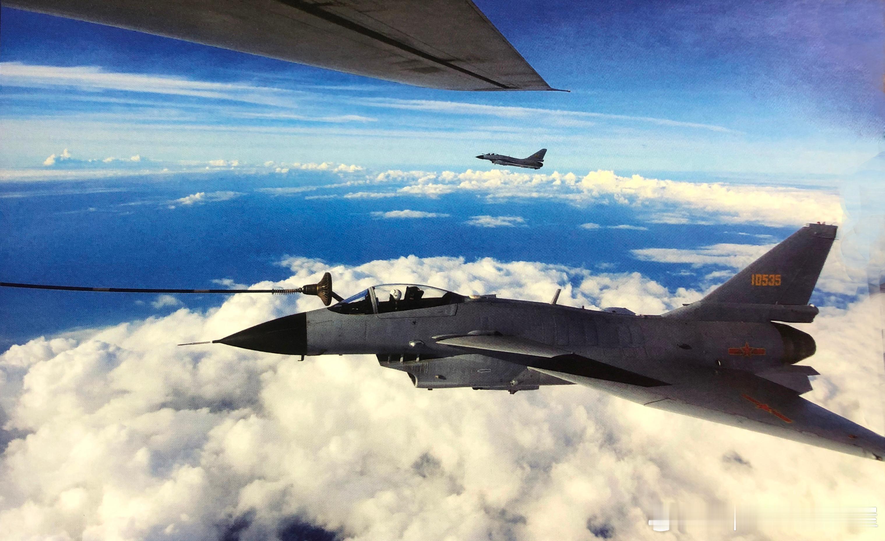 2012年夏空军航空兵某团歼-10战斗机正在空中加油军事历史全触达 ​​​