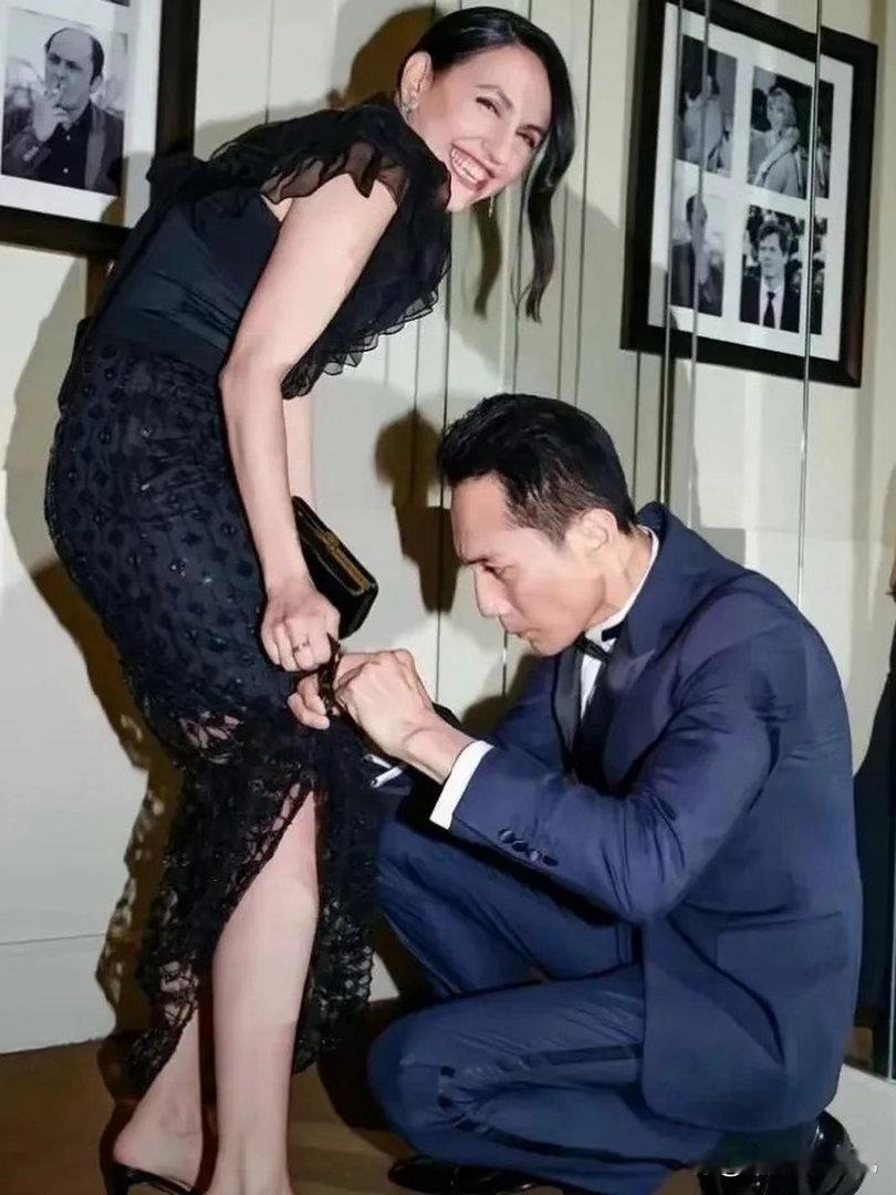 刘烨细心帮外籍妻子整理蕾丝长裙，妻子身形高挑健硕，二人相处满是恩爱氛围。 