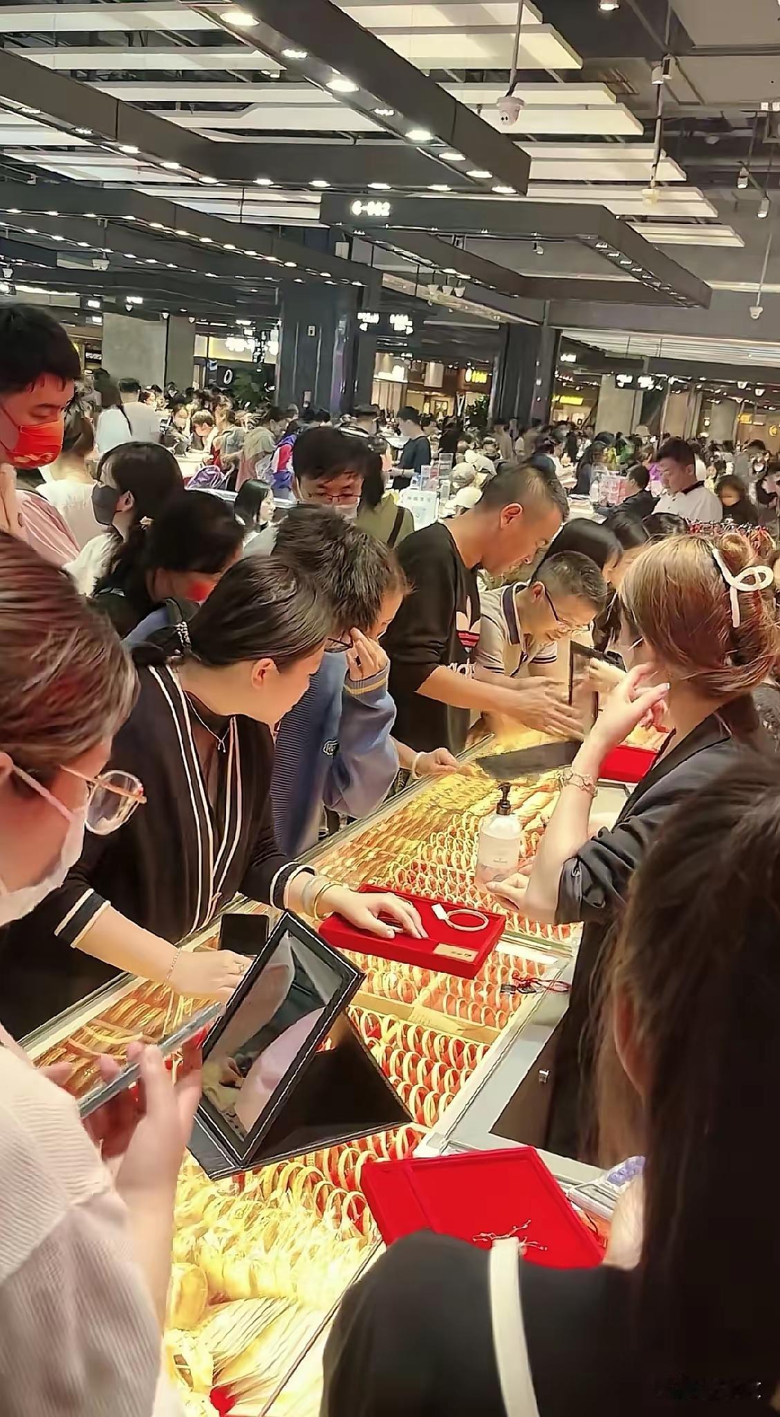 又又疯狂了！！
近日，黄金遭遇小跌，人们认为这是一次机遇，如果现在不买，以后可以