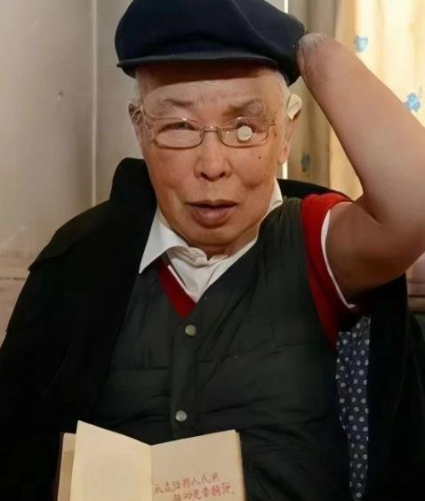 1950年，长津湖战役中，17岁的朱彦夫重伤昏迷，被美军补刀划开肚子，疼醒之后他